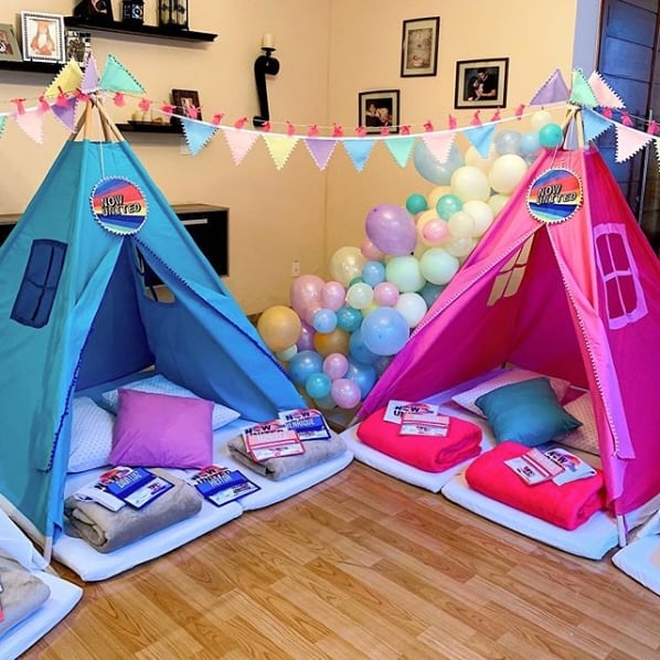 decoracao colorida para festa do pijama Now United