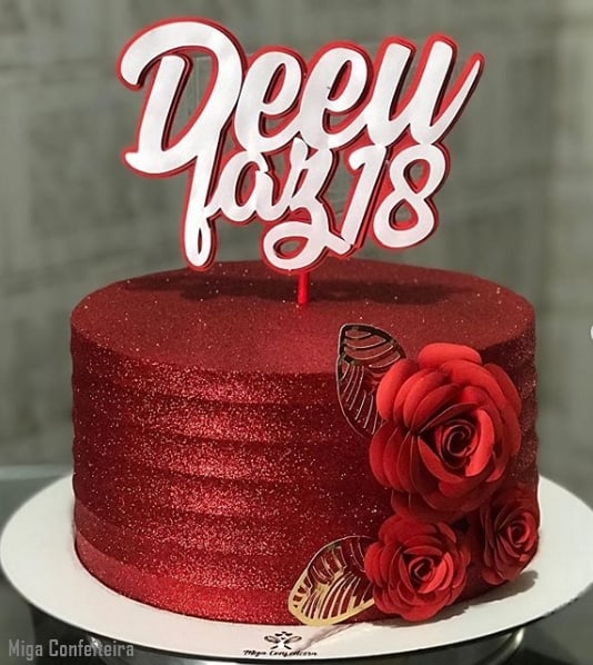 glow cake vermelho decorado com rosas de papel