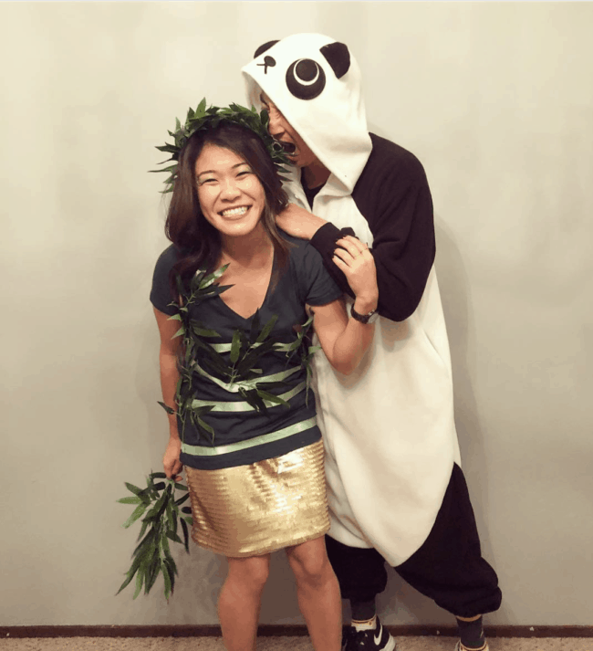 fantasia de casal com macacao de panda