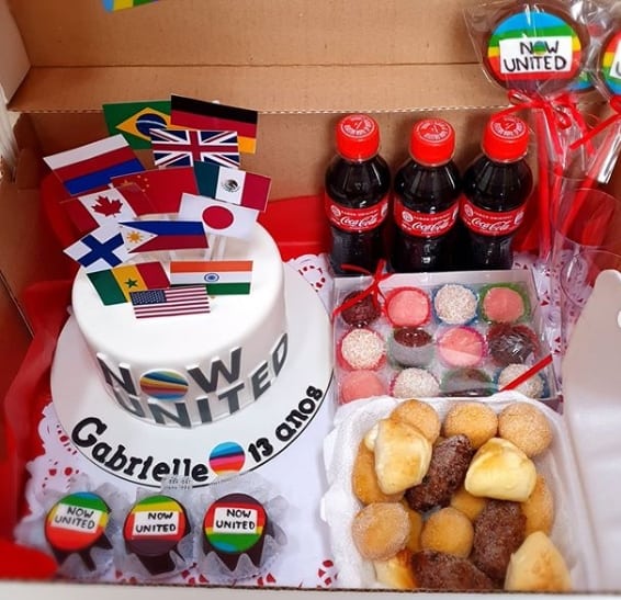 festa na caixa com bolo decorado Now United