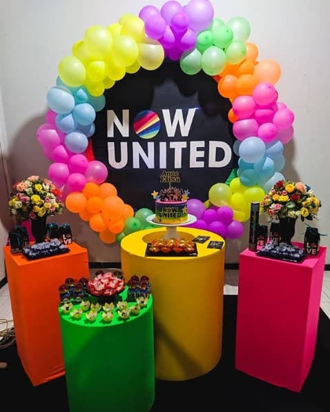 festa Now United decorada com bexigas neon