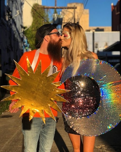 fantasia de casal com home de sol e mulher de lua