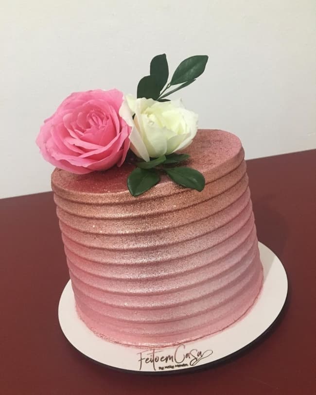 glow cake rose gold com rosas naturais