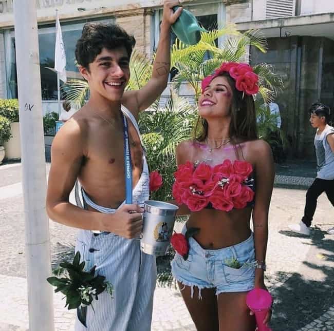 fantasia de carnaval para casal com flor e jardineiro