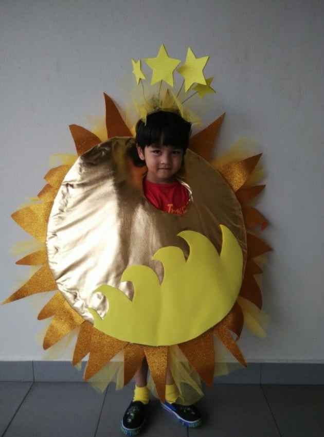 menino com fantasia de sol de vestir