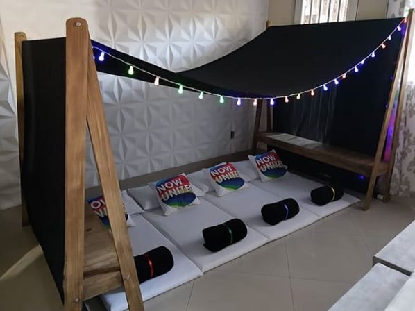 decoracao de festa do pijama simples com tema Now United