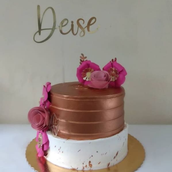 bolo alto em branco e rose gold