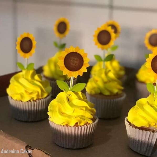 cupcake simples com cobertura amarela e decoracao de girassol