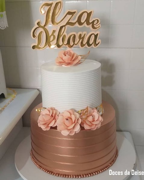 bolo de 2 andares decorado em rose gold e branco