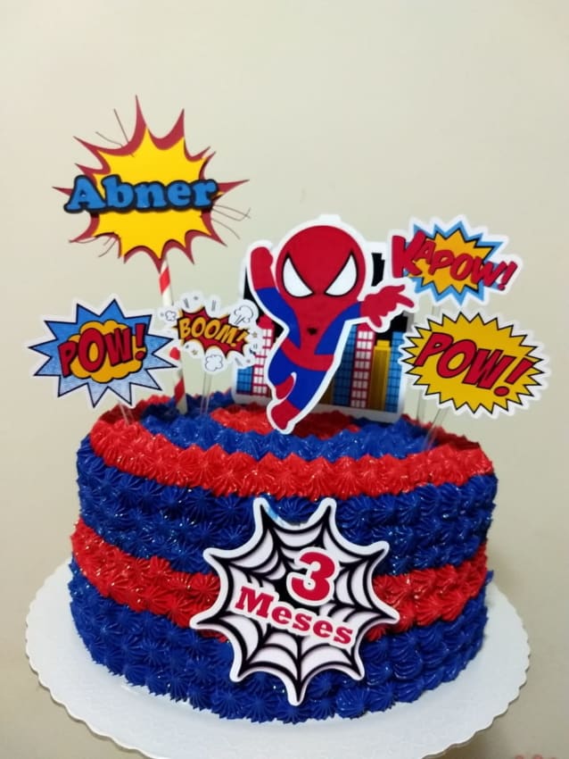 bolo decorado com topper do Homem Aranha cute