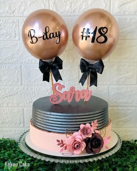 bolo feminino de 18 anos com topo de papel e baloes personalizados
