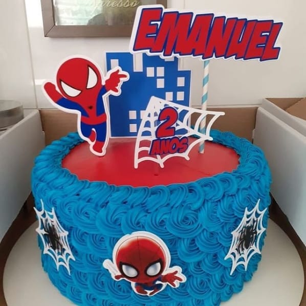 Novais Bolos - BOLO TEMA HOMEM-ARANHA! Bolo 1 kg Morango com creme  holandês,decorado com chantilly azul alisado e pitangas de chantilly  vermelha,topper feito com muito carinho por @_camilarts 🥰 . . . . #