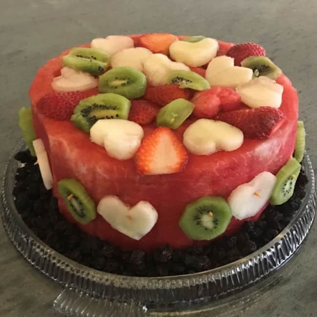 bolo de melancia decorado com frutas