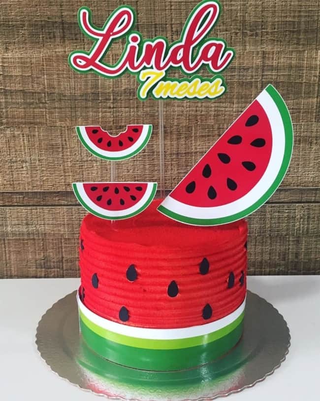 bolo melancia para mesversario decorado com topper personalizado