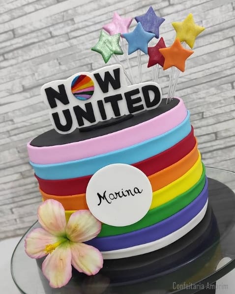 bolo de pasta americana colorido com tema Now United