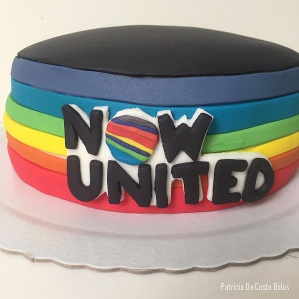 bolo colorido em pasta americana Now United