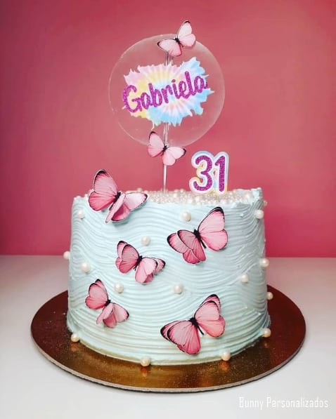 bolo decorado com borboletas e topo tie dye personalizado
