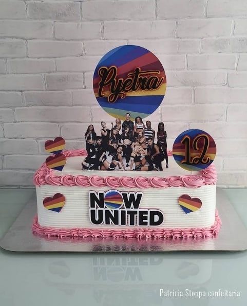 bolo retangular em branco e rosa com toppers Now United
