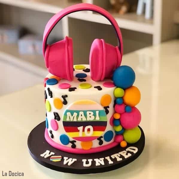 bolo colorido Now United em pasta americana