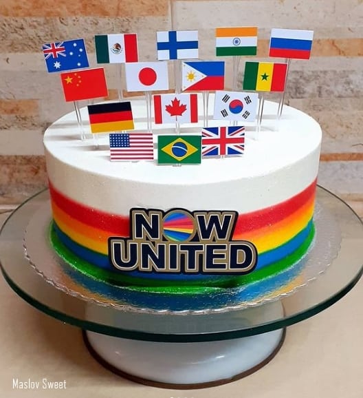bolo redondo com bandeiras Now United