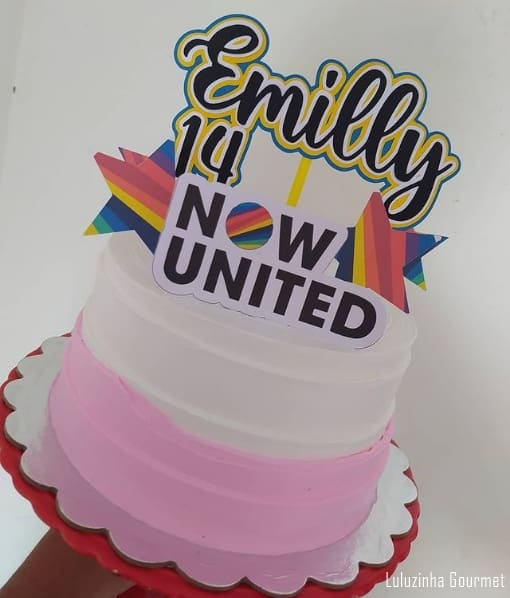 bolo de chantilly rosa e branco com toppers Now United