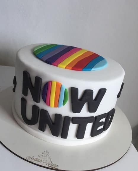 bolo de pasta americana decorado com tema Now United