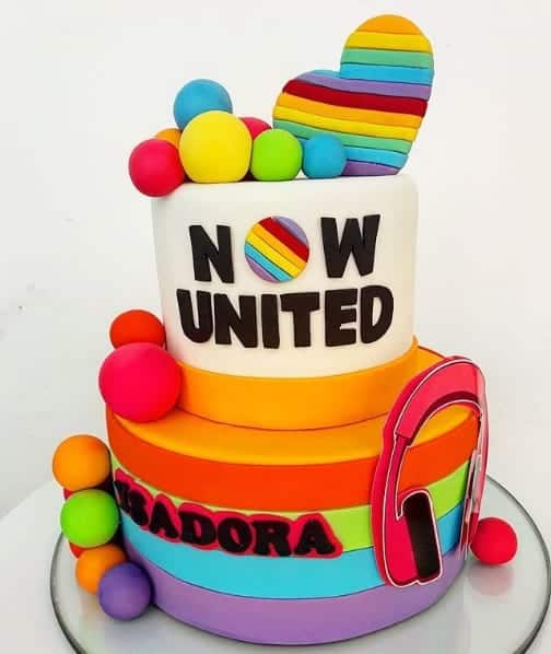 bolo Now United de 2 andares colorido em pasta americana