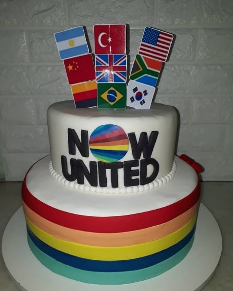 bolo de 2 andares em pasta americana colorido Now United