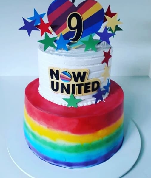 bolo de 2 andares coloridos com toppers de papel Now United
