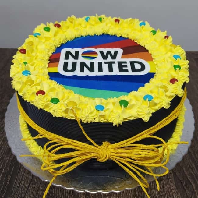 bolo simples decorado com papel de arroz Now United