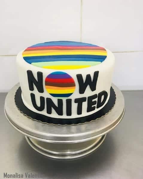 bolo Now United pequeno em pasta americana