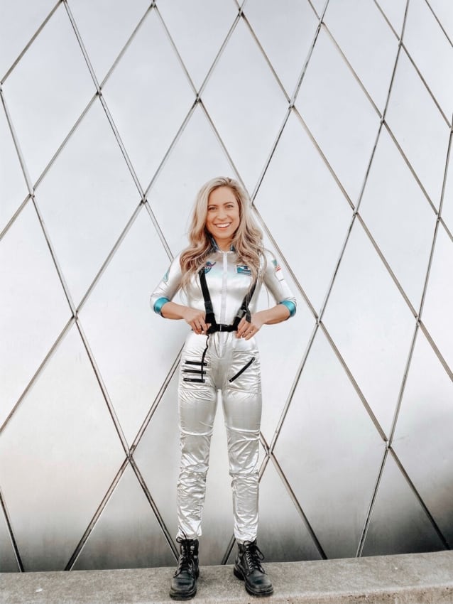 fantasia feminina de astronauta com macacao prateado