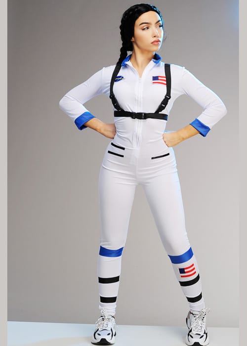 fantasia de astronauta feminina com macacao branco