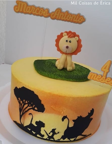 bolo decorado com topo Rei Leao