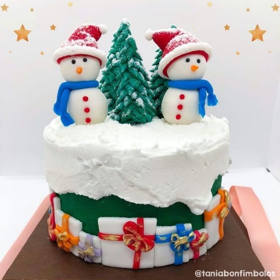 bolo de natal decorado com bonecos de neve