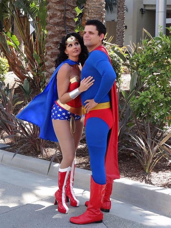 casal com fantasia de Superman e Mulher Maravilha