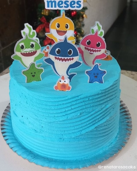 bolo Baby Shark simples decorado em chantilly azul